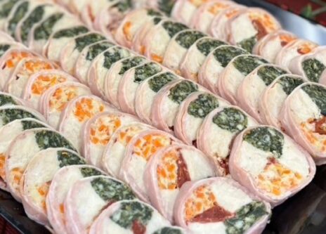 トマトと若鶏のベーコンロール